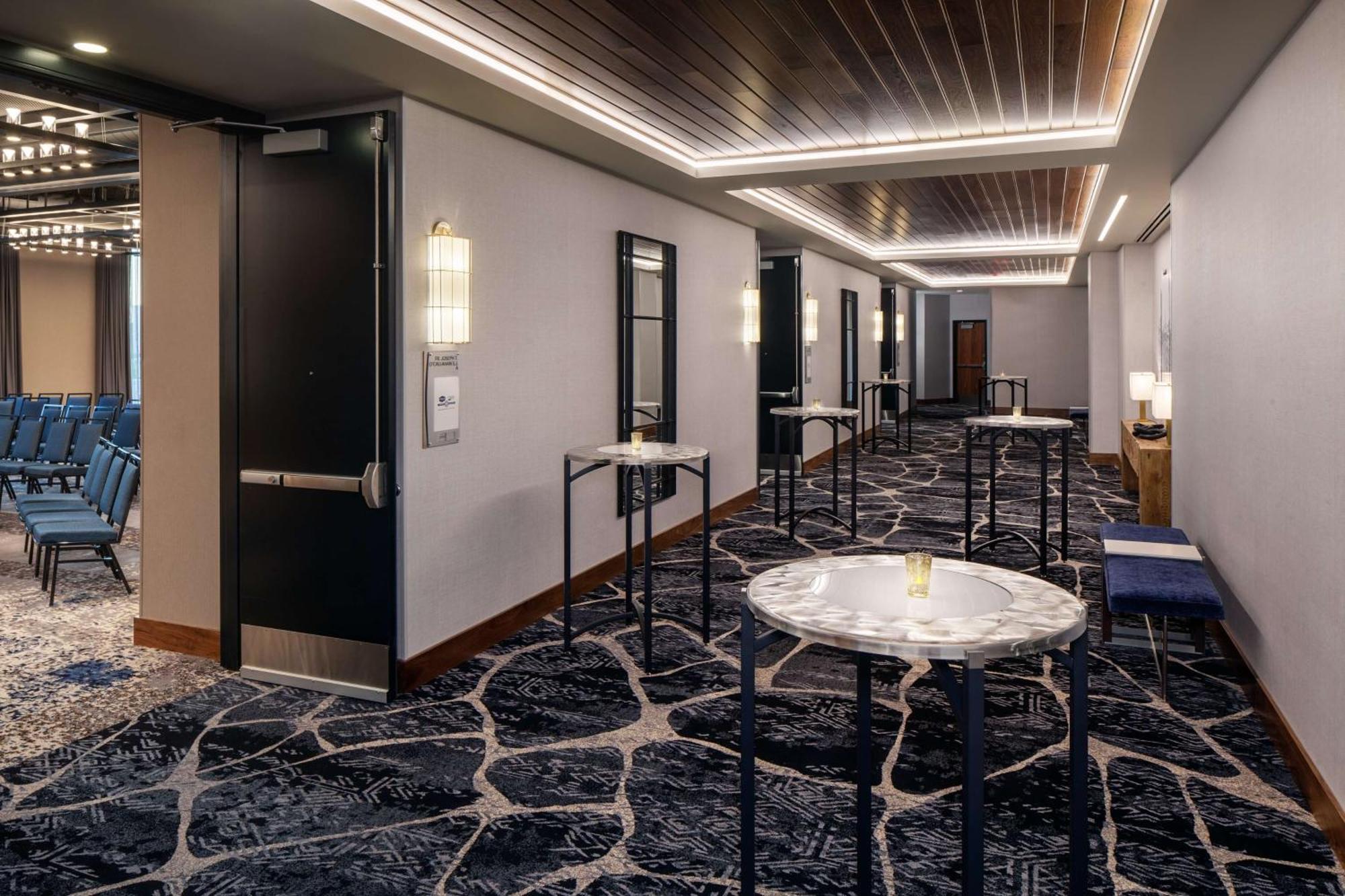 Hampton Inn Boston Seaport District Exterior photo