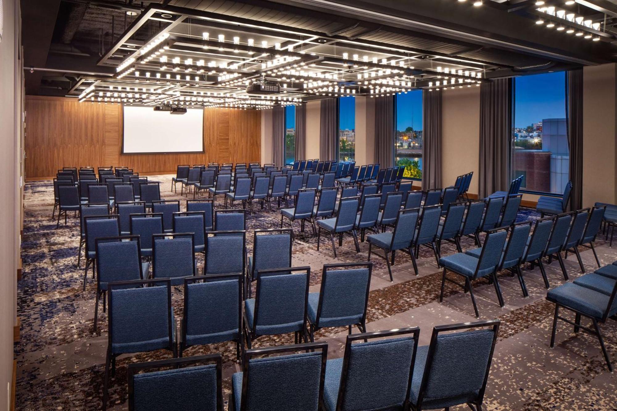 Hampton Inn Boston Seaport District Exterior photo