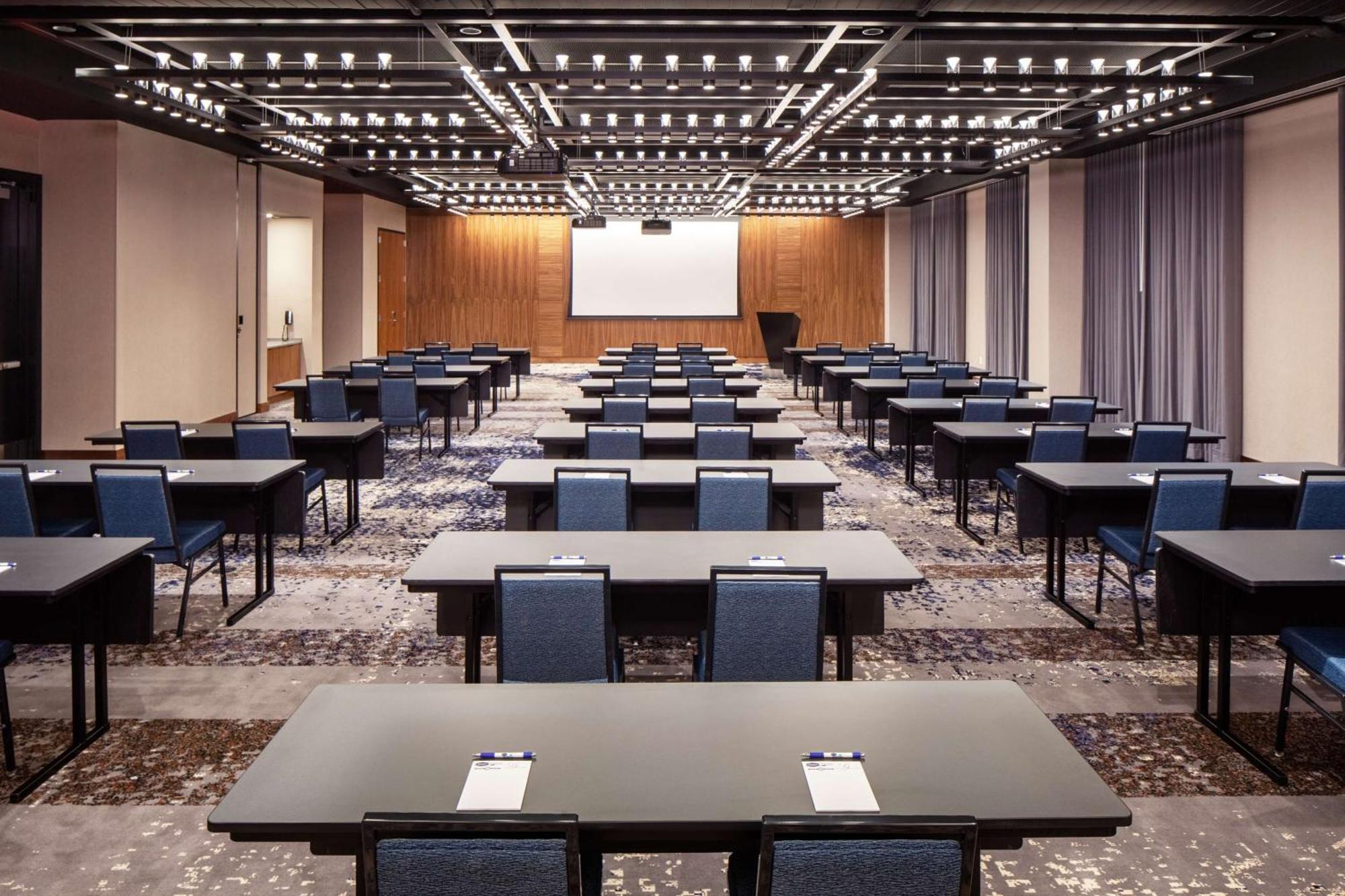 Hampton Inn Boston Seaport District Exterior photo